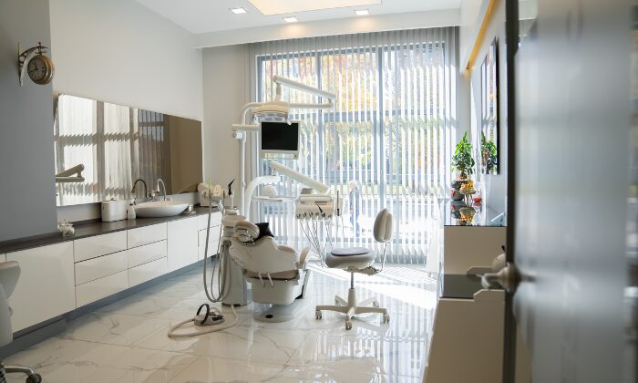 神戸三ノ宮駅前デンタル矯正歯科の外観写真｜三宮・三ノ宮駅徒歩圏内の矯正専門医院