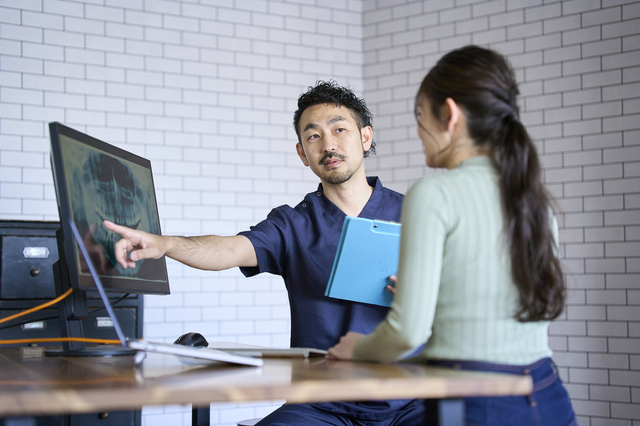 矯正前の精密検査で親知らずを確認する様子