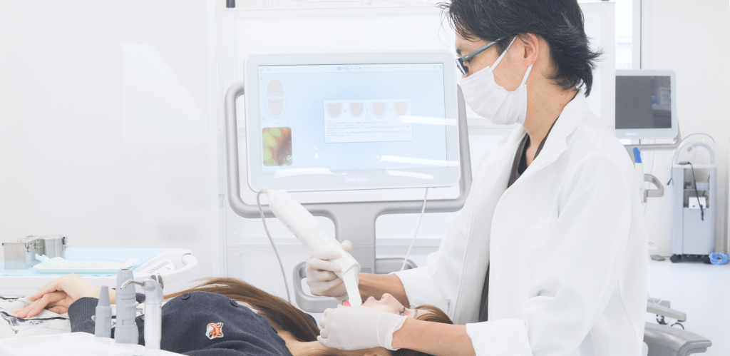 三宮で無料初回検診を受ける女性が口腔スキャナーで歯列を撮影している様子