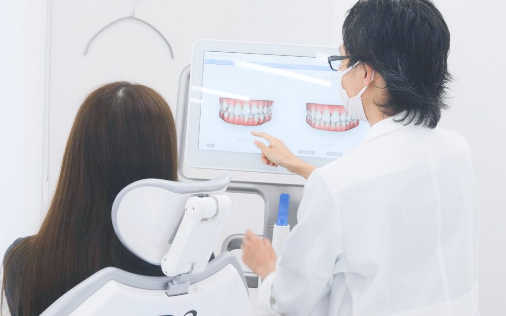 矯正治療の初回検診で相談しているカウンセリングの様子