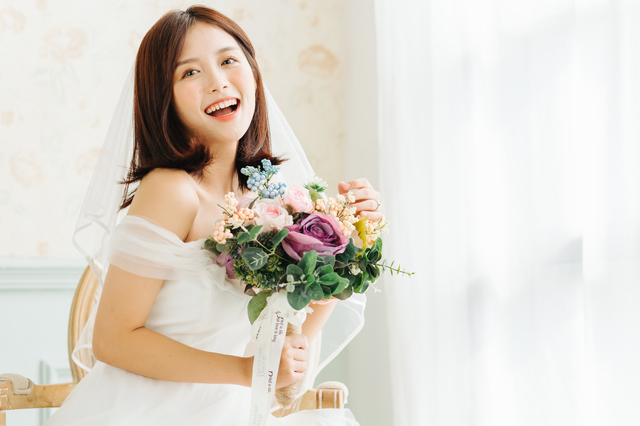 マウスピース矯正で結婚式前に歯並びを整える女性