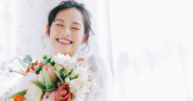 結婚式前に歯並びを整える女性の笑顔写真|ブライダル矯正のイメージ