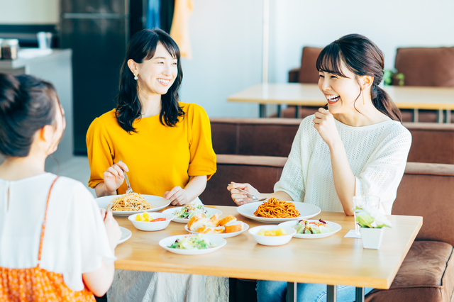 マウスピース矯正中に食事を楽しむ女性|外して食べるタイミングの目安