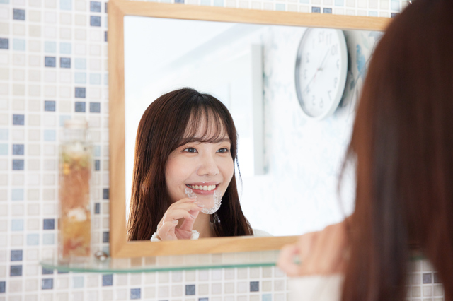 マウスピース矯正 食事前に外す女性の写真|装置の正しい扱い方